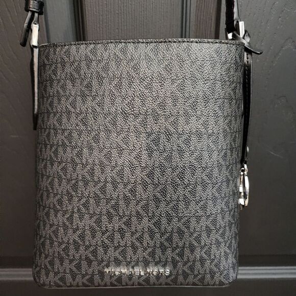 Michael Kors Kimberly Bucket Crossbody Bag - Picture 4 of 16